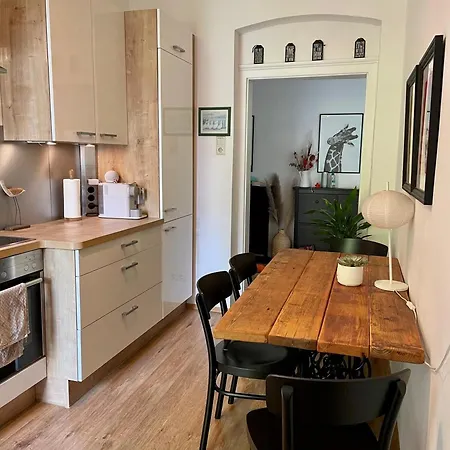 Feels Like Apartment *