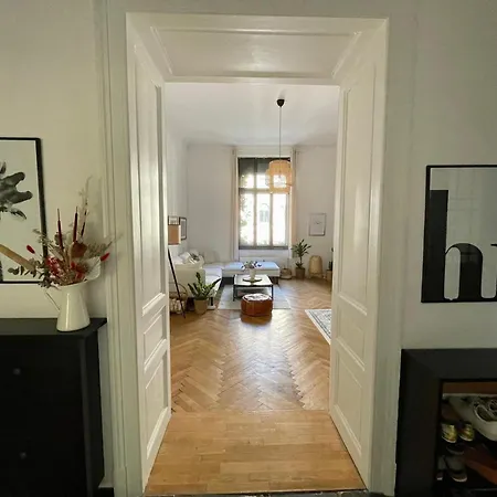 Feels Like Apartment *